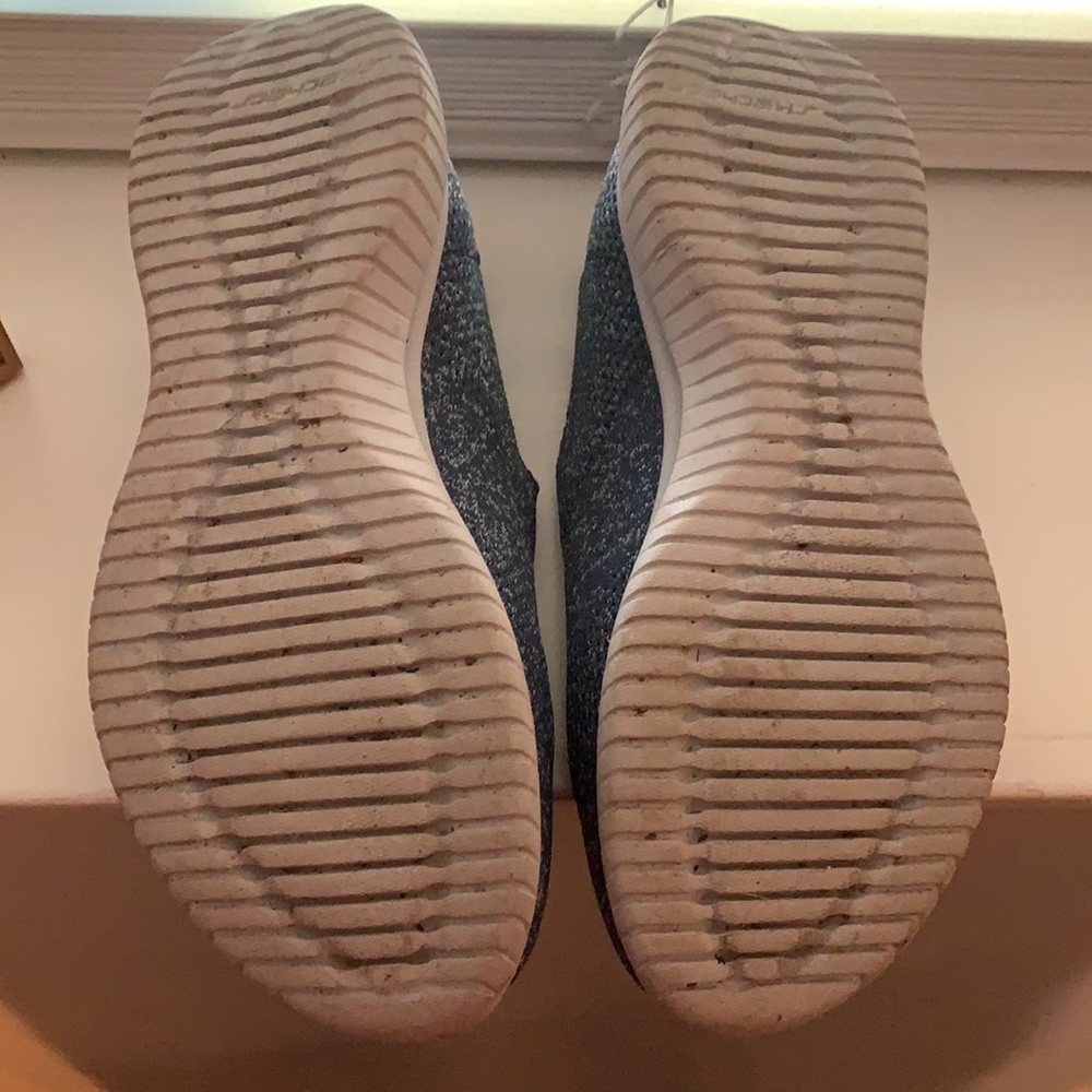 Woman’s Skechers tennis shoes - Picture 2 of 2
